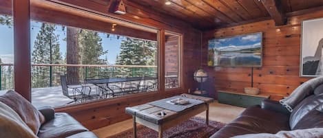 Smart TV, chimenea, futbolito y libros