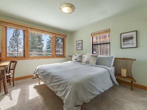 4 chambres, bureau, fer et planche Ă repasser, accĂšs au Wi-Fi (inclus)