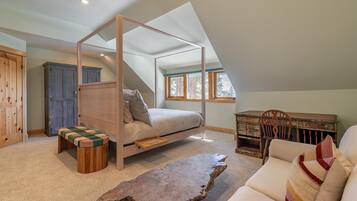 4 bedrooms, desk, iron/ironing board, free WiFi