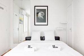 1 slaapkamer, een bureau, reisbedje, wifi