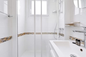 Dusche, Haartrockner, HandtĂŒcher, Shampoo
