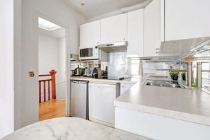 Kühlschrank, Mikrowelle, Herdplatte, Wasserkocher mit Kaffee-/Teezubehör