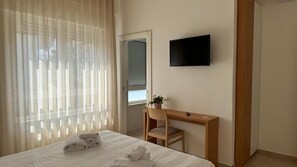 Classic Double Room | Desk, laptop workspace, blackout drapes
