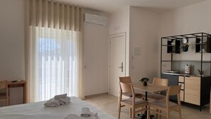 Familierom | Skrivebord, skrivebord for bærbar PC og blendingsgardiner