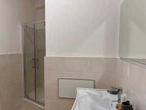 Comfort Double Room | Bathroom | Shower, hair dryer, towels, soap - ESTELLE (Bari)