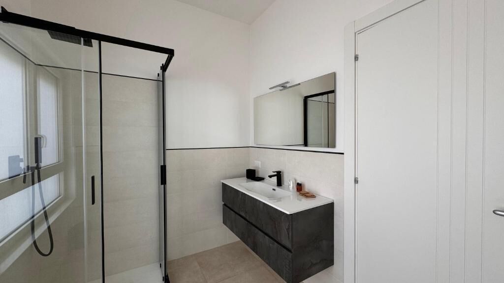 Chambre Quadruple Deluxe | Salle de bain | Douche, sèche-cheveux, serviettes fournies, savon