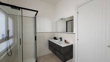 Chambre Quadruple Deluxe | Salle de bain | Douche, sèche-cheveux, serviettes fournies, savon