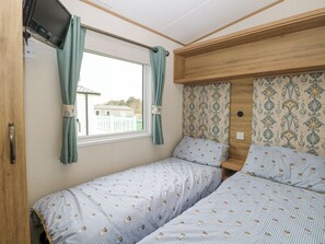 3 bedrooms, individually decorated, individually furnished, free WiFi - 75 Foxburrow Hang (Great Yarmouth)
