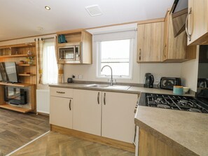 Cookware/dishes/utensils - 75 Foxburrow Hang (Great Yarmouth)