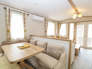 Dining - 75 Foxburrow Hang (Great Yarmouth)