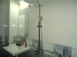 Shower, rainfall showerhead, designer toiletries, hair dryer - Green Space Homestay (Hoa Lu)