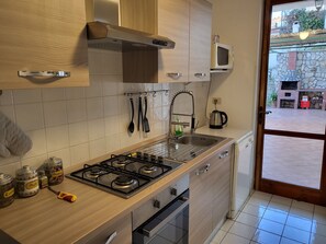 Køleskab, mikrobølgeovn, ovn, kogeplade