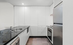 Wasserkocher mit Kaffee-/Teezubehör, Kühlschrank, Mikrowelle, Ofen