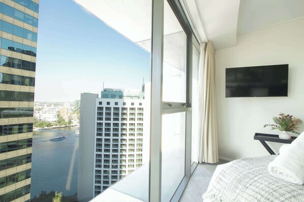 2 bedrooms, iron/ironing board, internet, bed sheets