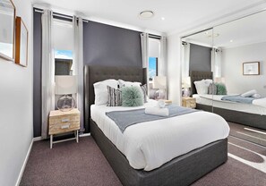 4 habitaciones, escritorio, tabla de planchar con plancha y wifi