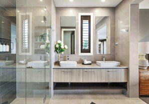 Regadera, secadora de cabello, toallas