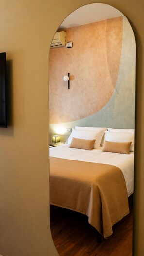 Chambre double ou avec lits jumeaux, salle de bain privée | Articles de minibar gratuits, coffre-fort, bureau