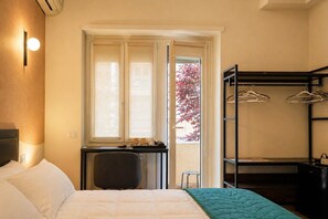 Chambre triple, salle de bain privée, vue sur la ville | Articles de minibar gratuits, coffre-fort, bureau
