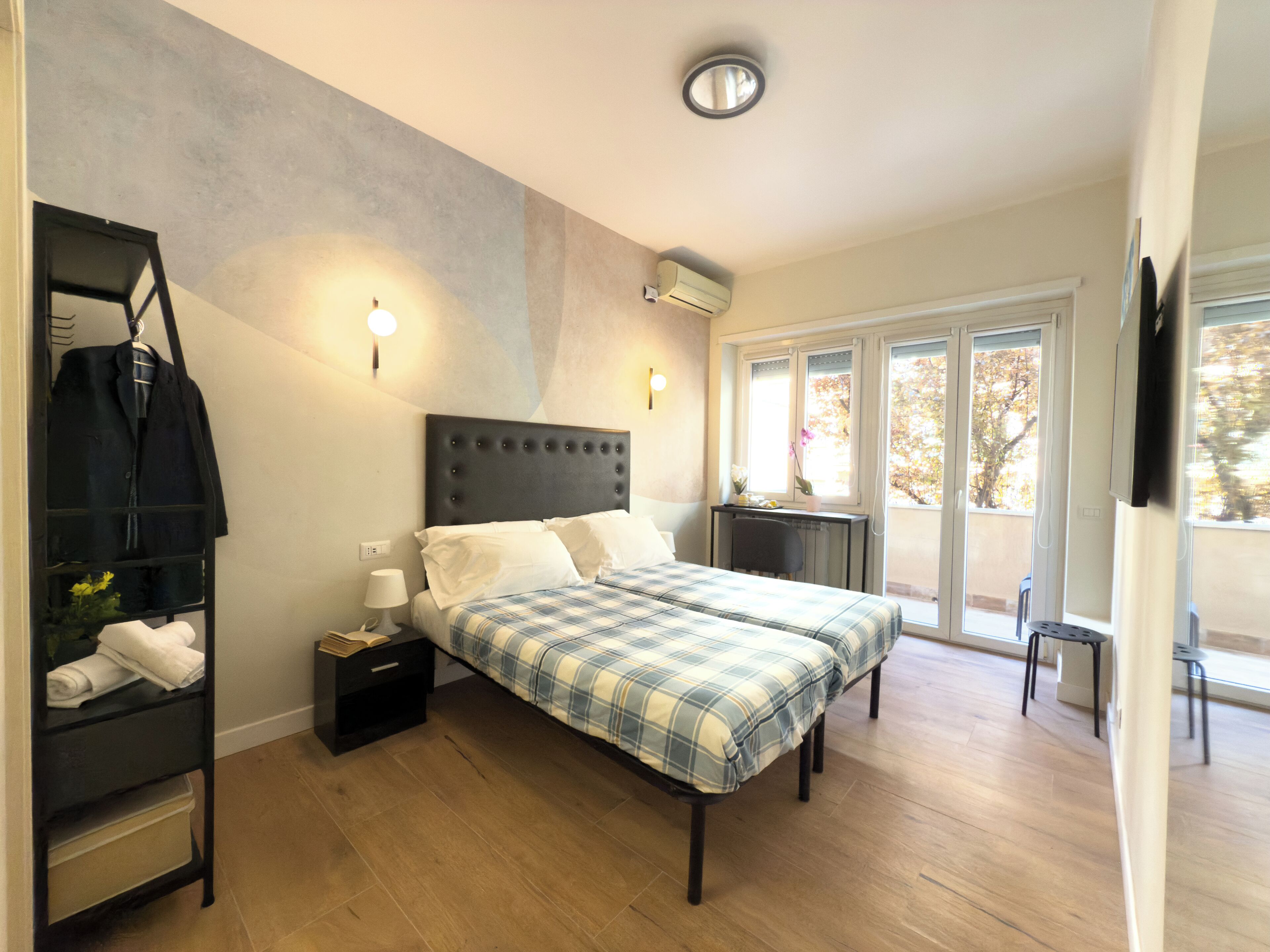 Habitación con 1 cama doble o 2 individuales, baño privado | Minibar con artículos gratuitos, caja fuerte, escritorio