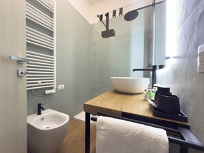 Dreibettzimmer, eigenes Bad, Stadtblick | Badezimmer