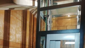 A staircase with a handrail and a door leading to a room. - Apartment 3bedr 2bathr,FreeParking,CITY CENTER, Cosy and Chic, SEA VIEW (Palermo)