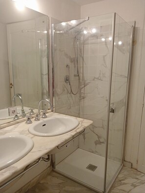 Shower, hair dryer, bidet, towels - Apartment 3bedr 2bathr,FreeParking,CITY CENTER, Cosy and Chic, SEA VIEW (Palermo)