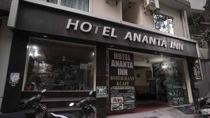 Das Hotel Ananta Inn, mit einer gut sichtbaren Schautafel, großen Fenstern und einem markanten Eingang.