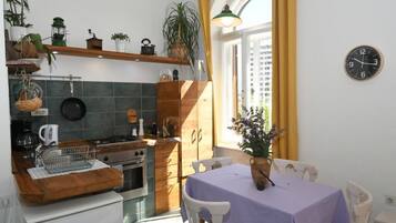 Appartement, vue parc | Cuisine privée | Réfrigérateur, four, plaque de cuisson