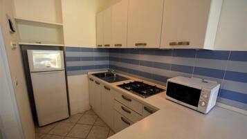 Frigorifero, microonde, piano cottura, macchina per tè/caffè