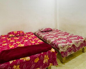 Basic Quadruple Room - Om Sai guest house (Varanasi)