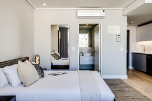1 bedroom, Internet - Central Secure Modern Studio w Views Bantry Pad (Cape Town)