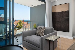 1 bedroom, Internet - Central Secure Modern Studio w Views Bantry Pad (Cape Town)