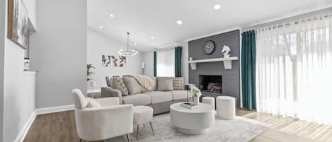Familienhaus, 3 Schlafzimmer, Nichtraucher | Wohnzimmer | 50-Zoll-Smart-TV mit Digitalempfang