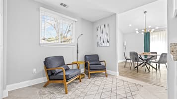 Familie huis, 3 slaapkamers, niet-roken | Woonkamer | Een 50-inch smart-tv met digitale zenders