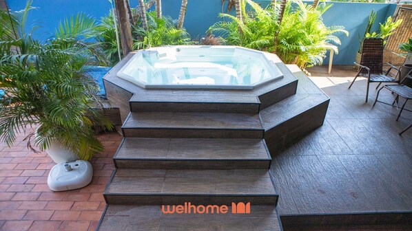 Outdoor spa tub
