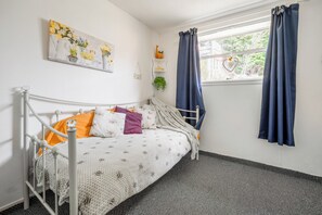 Chalet | 2 bedrooms, free WiFi, bed sheets - 2 Bed Chalet - Sleeps 3 - River and Mountain Views (Strathpeffer)