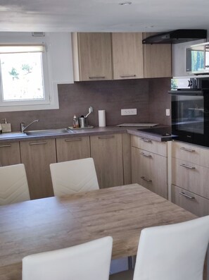 Private kitchen - Rent village house 2 rooms possibility 8 beds. Quiet forest/river (Peillon)