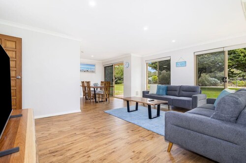 Ocean Breeze Villa - Close to Town and the Beach