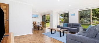 Ocean Breeze Villa - Close to Town and the Beach