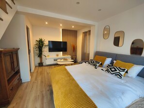 2 bedrooms, iron/ironing board, WiFi