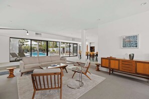 TV, fireplace, offices - Belden Crist House, Downtown Walk (Palm Springs)