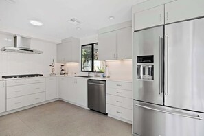 Frigorífico, microondas, horno y placa de cocina