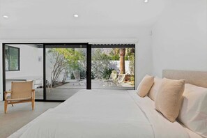 5 bedrooms, desk, WiFi, bed sheets