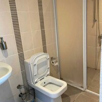 Ducha, secador de pelo, toallas, jabón