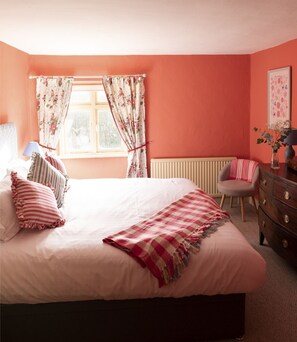 3 quartos, ferros/tábuas de passar roupa, acesso à internet