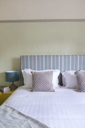 2 bedrooms, iron/ironing board, internet, bed sheets