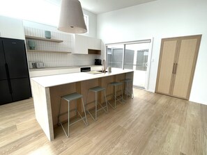 Réfrigérateur, four à micro-ondes, un four, surface de cuisson