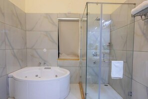 Maharani Suite | Bathroom | Hair dryer, towels, soap, shampoo - SKK The Fern Jaisalmer (Jaisalmer)
