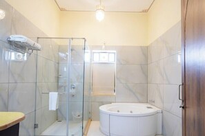 Studio Deluxe | Phòng tắm | Máy sấy tóc, khăn tắm, xà phòng, dầu gội 