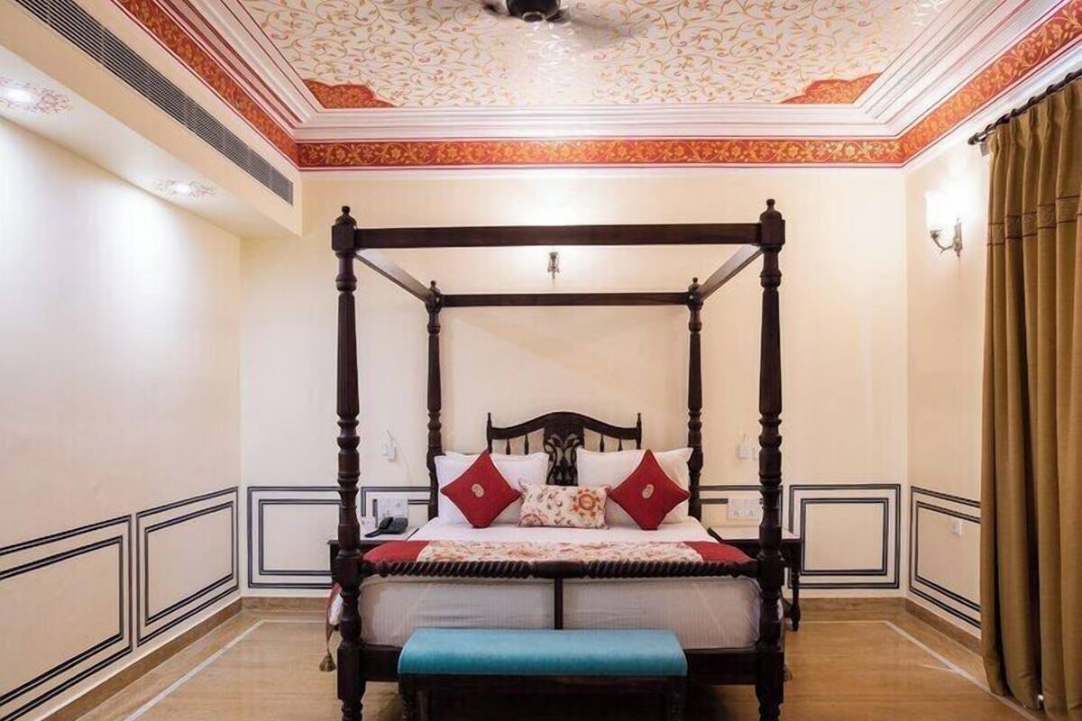 Hazel Suite | In-room safe, desk, laptop workspace, free WiFi